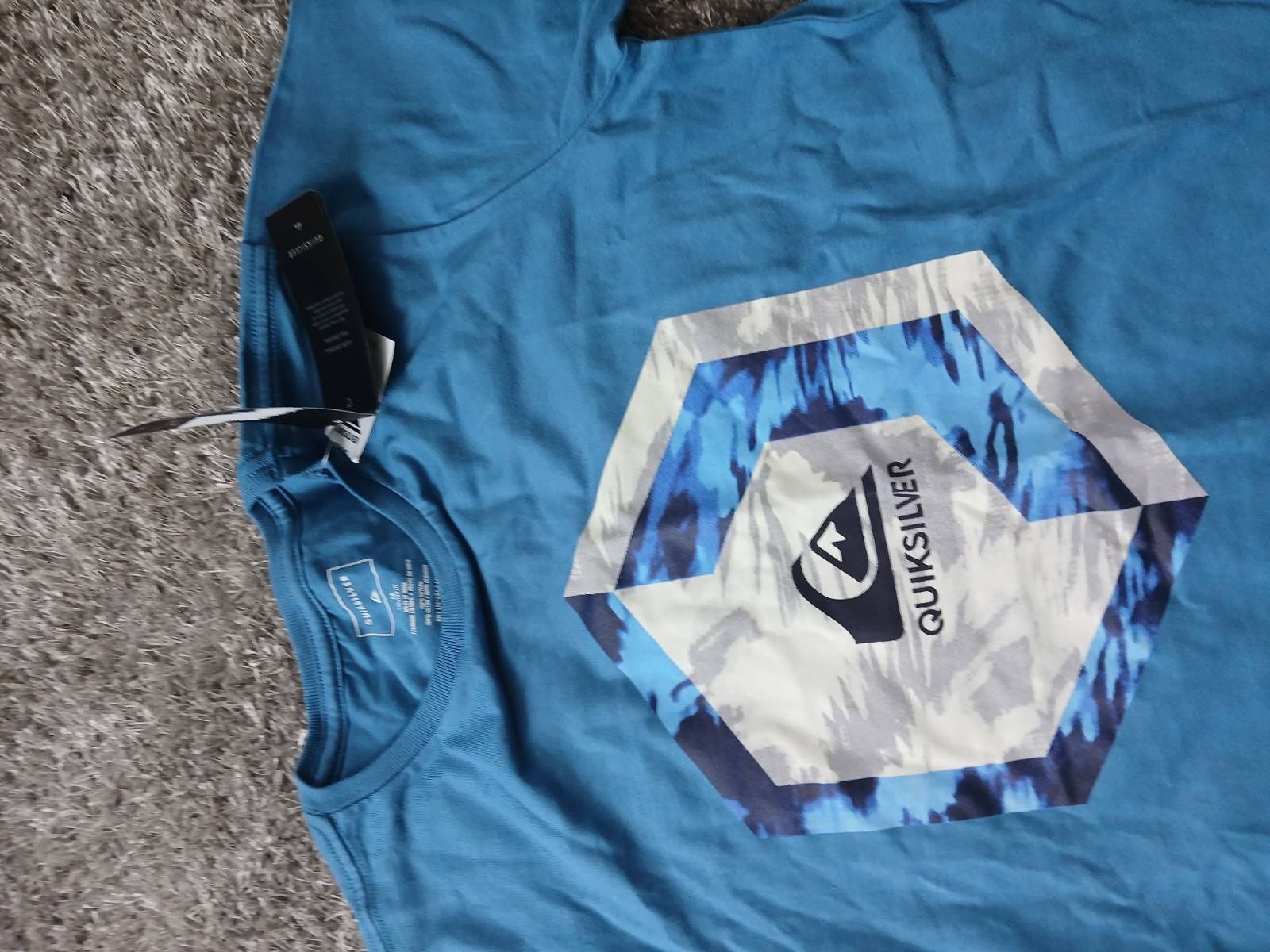 Quiksilver къси панталони и тениска
