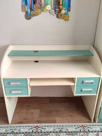 Детский письменный стол и шкаф
