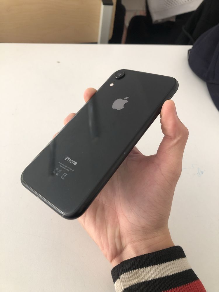 Apple xr 64 gb…..