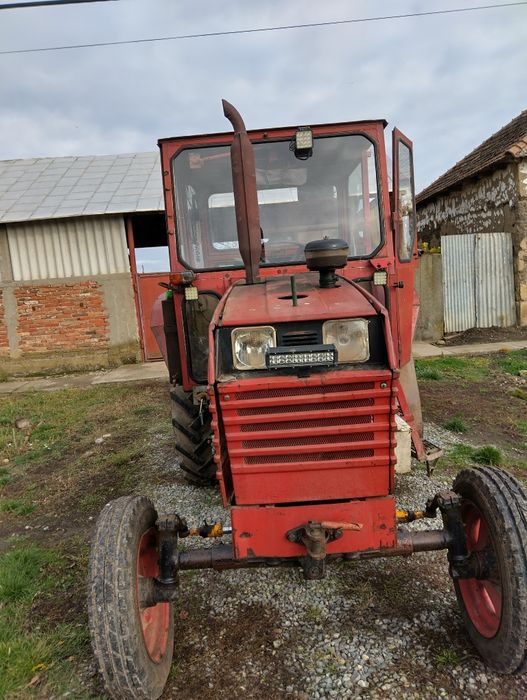 Vând tractor U650 și utilaje agricole