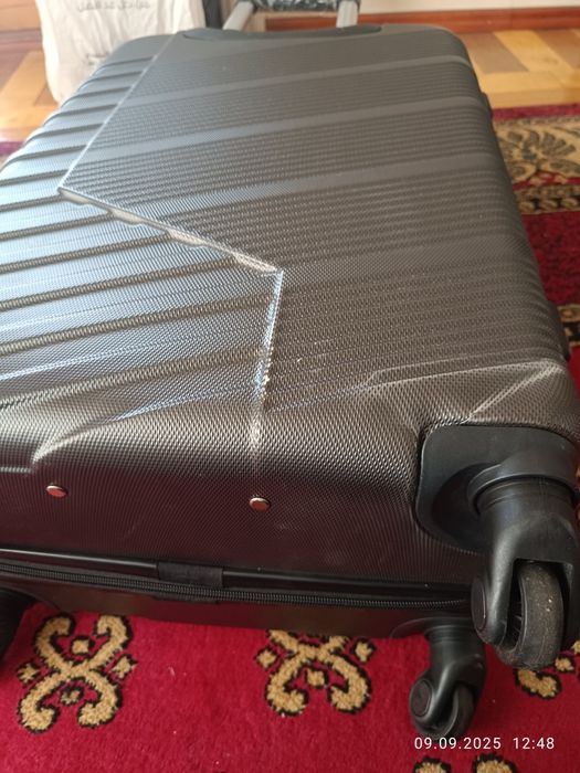 Продается чемодан размер М