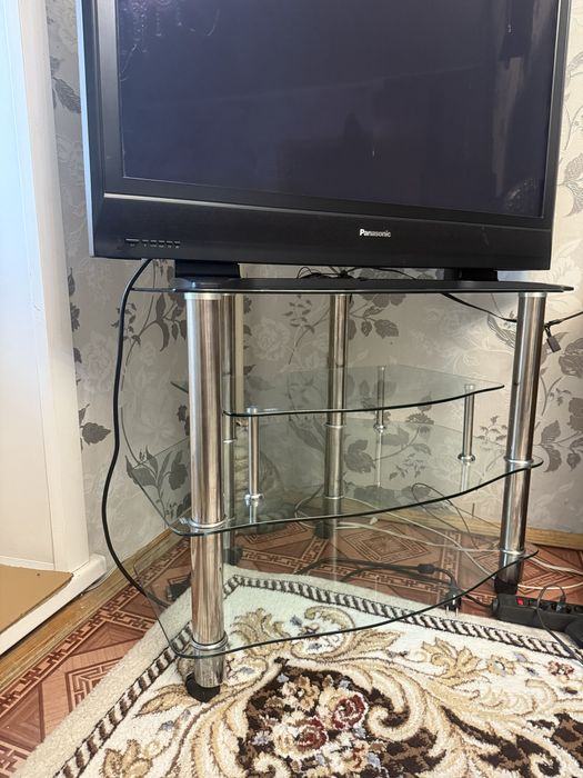 Стеклянная полка под телевизор
