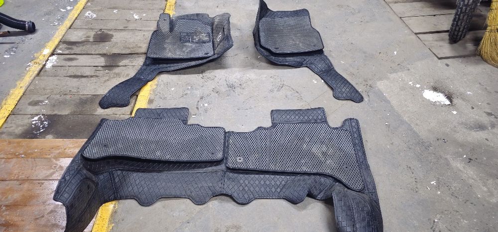 Коврики 3д lx470 lc100 как новые в пыли