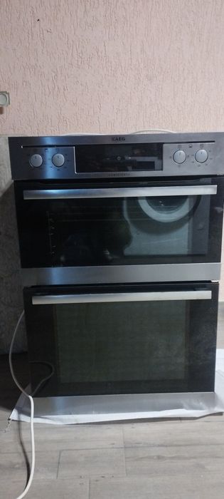 Фурна за вграждане AEG на две нива.