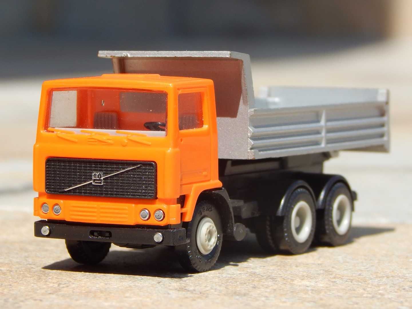 Macheta basculanta Volvo F10 Herpa Germania 1:87 HO