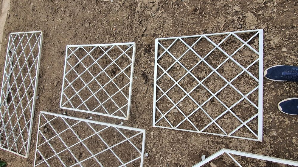 Grilaje ferestre , geamuri , casa , sau gard