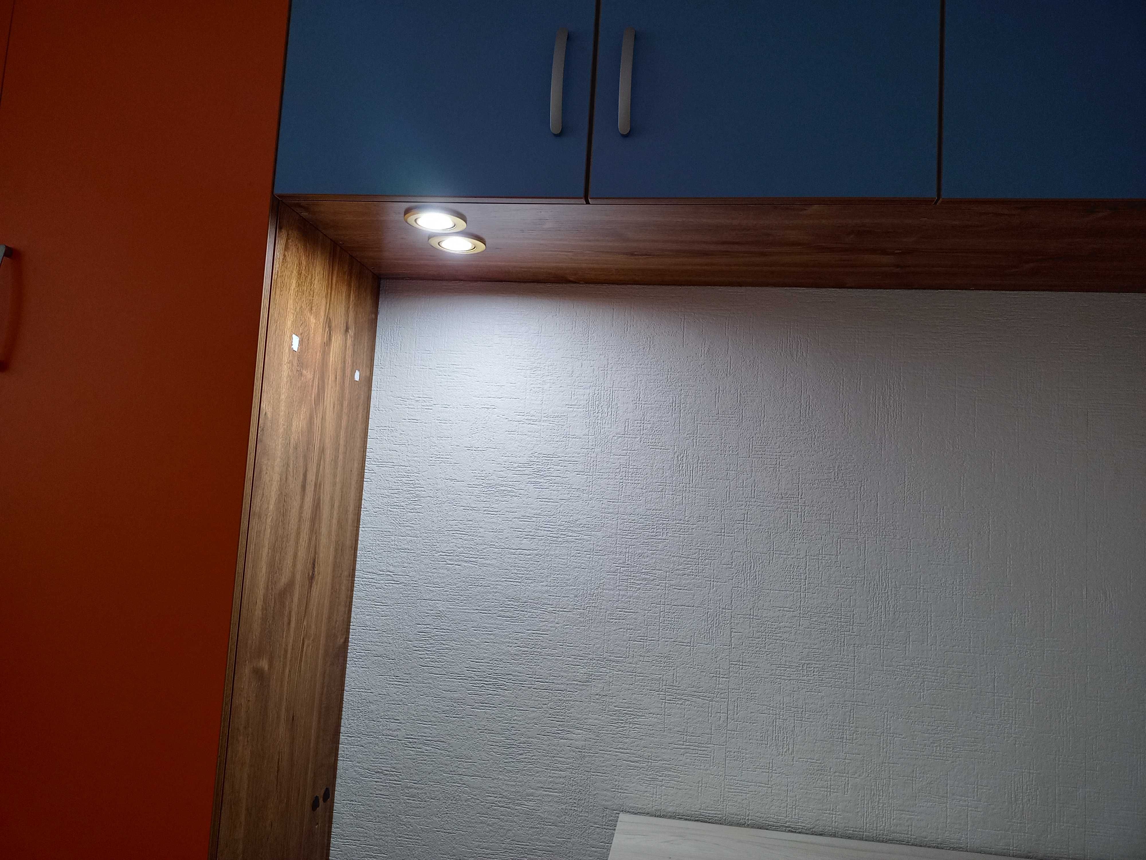 гардероб с надстройки, чекмеджета и вградено осветление