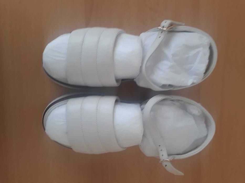 Чисто нови дамски сандали естествена кожа, италиански, номер 38