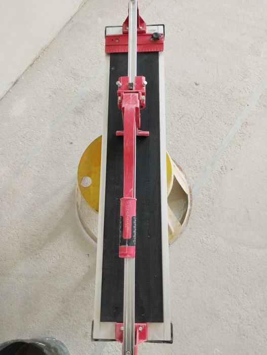 Машина за рязане на гранитогрес и фаянс.