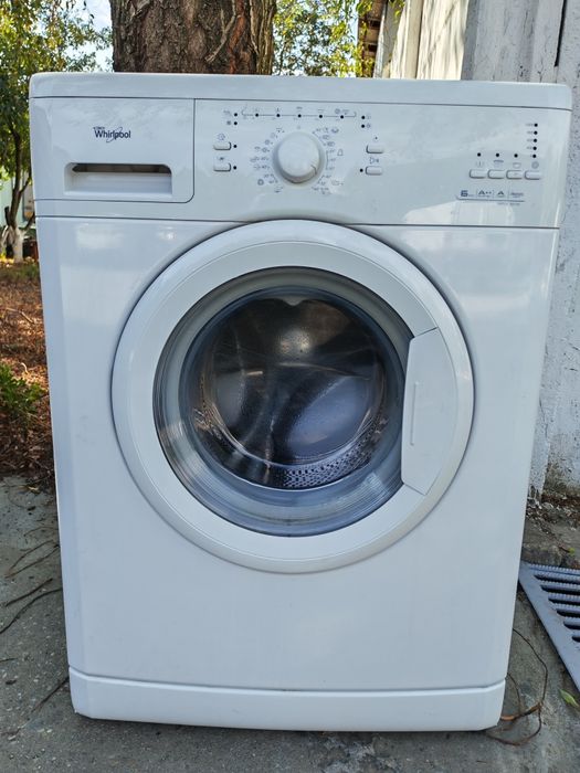 Vând mașina de spălat rufe Whirlpool