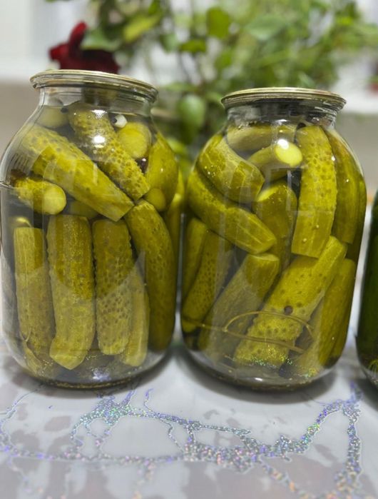 Домашние соленые огурцы и помидоры. Салаты. Соки и компоты.