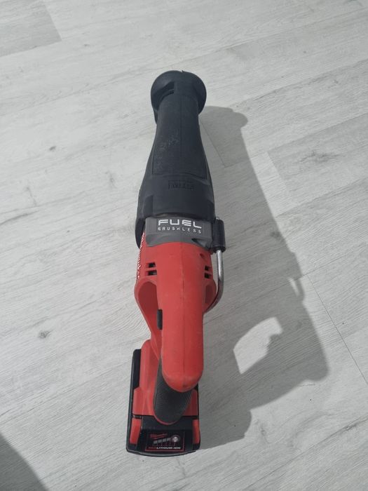 Fierastrau sabie Milwaukee M18 + acumulator 5.0 AH