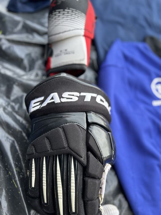 Продавам пълна хокейна екипировка – размер M, леко използвана