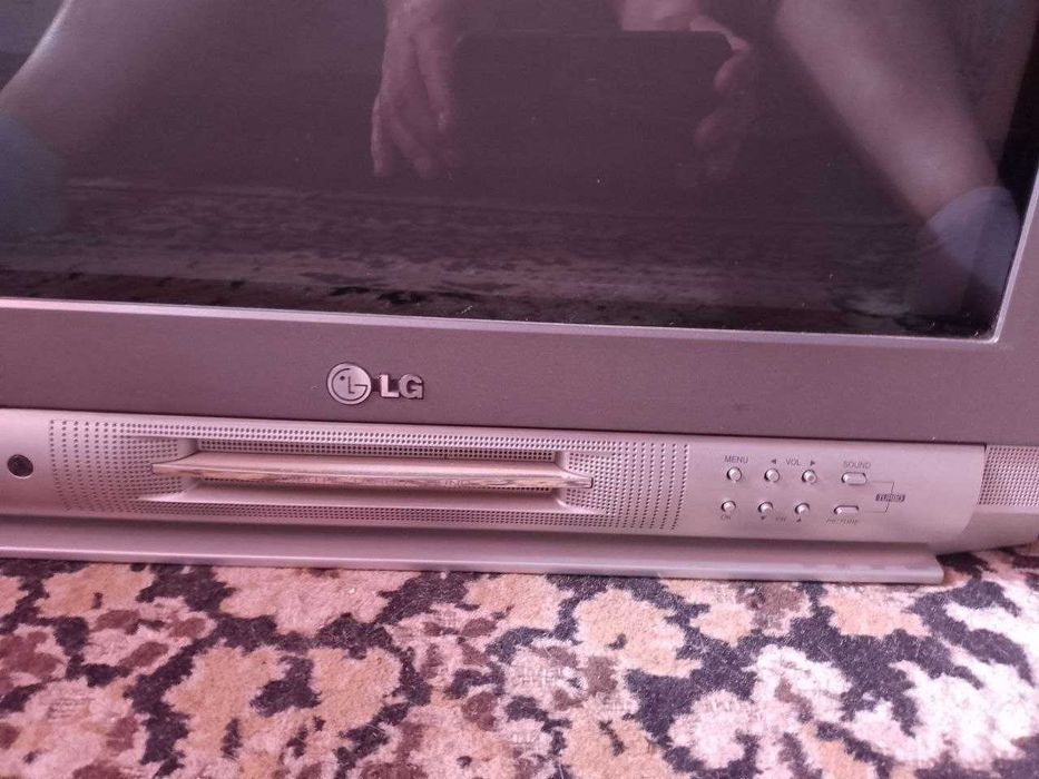 Телевизор LG серого цвета
