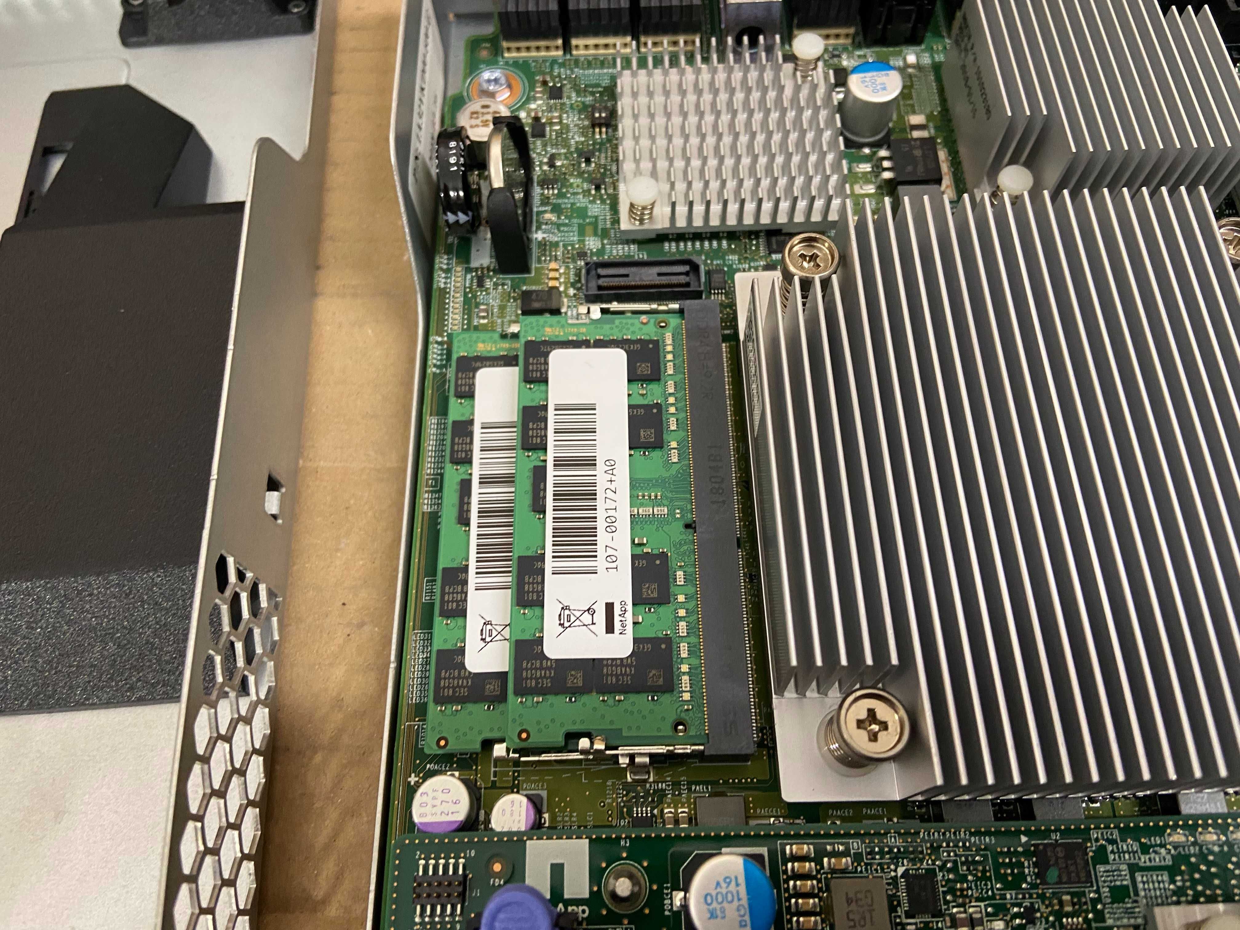 Сторидж NetApp FAS2620 12 x 3.5" SAS SATA, 10GbE iSCSI FC
