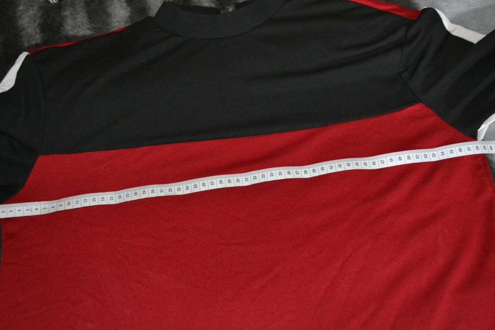 Hanorac roșu cu maneci alb/negre. XL (44)