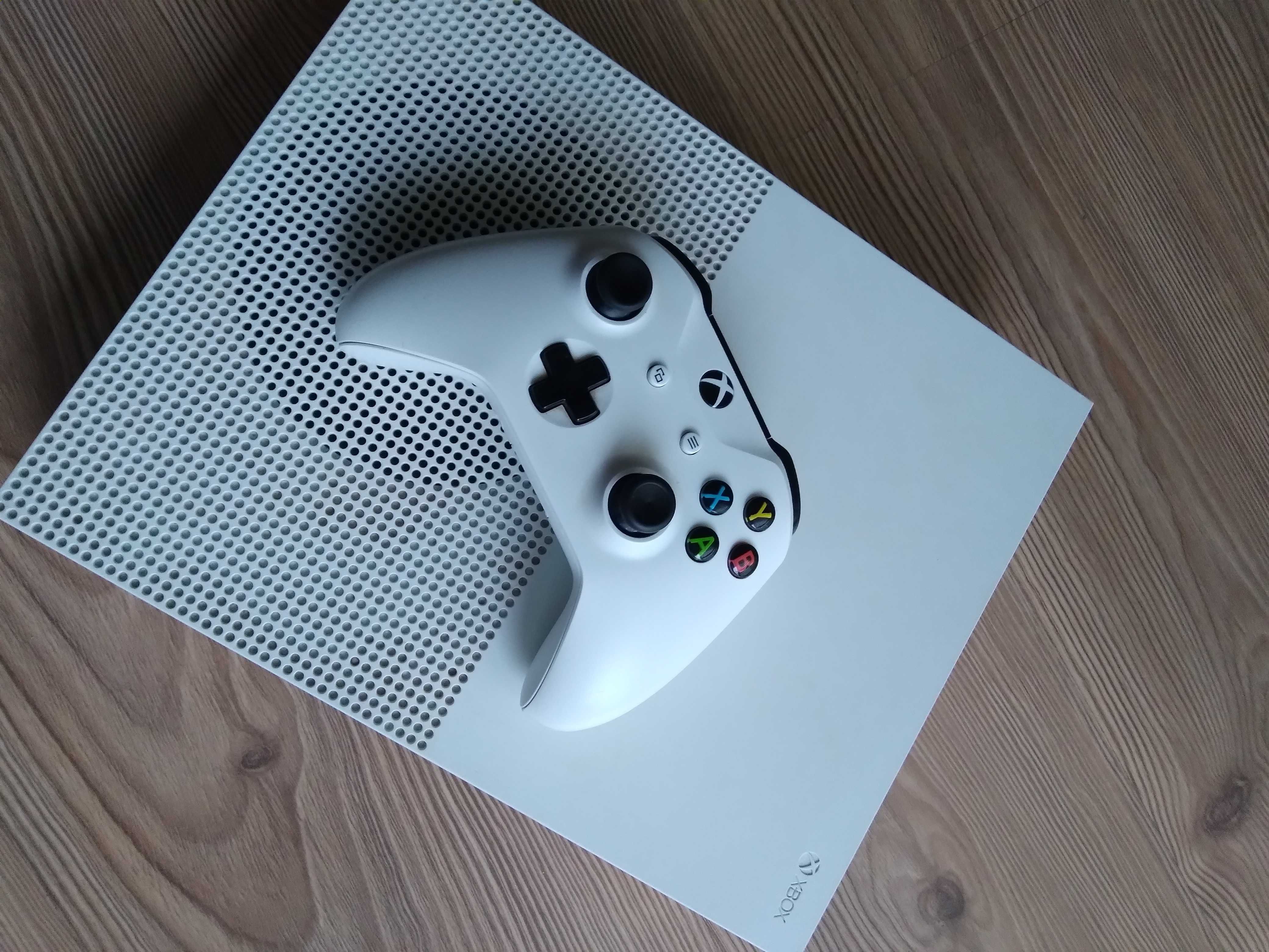 Xbox One S 500 GB + игри