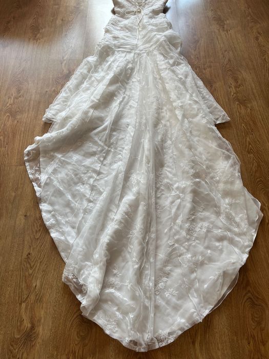 Класическа дизайнерска булчинска рокля с шлейф и було