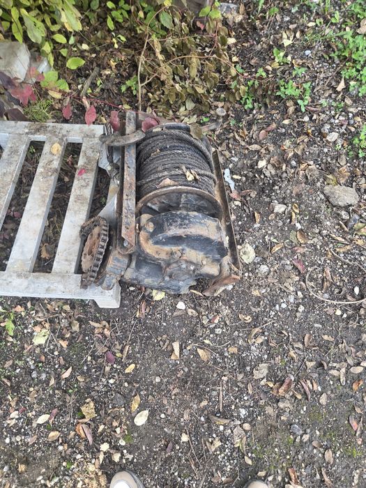 Vând troliu mecanic