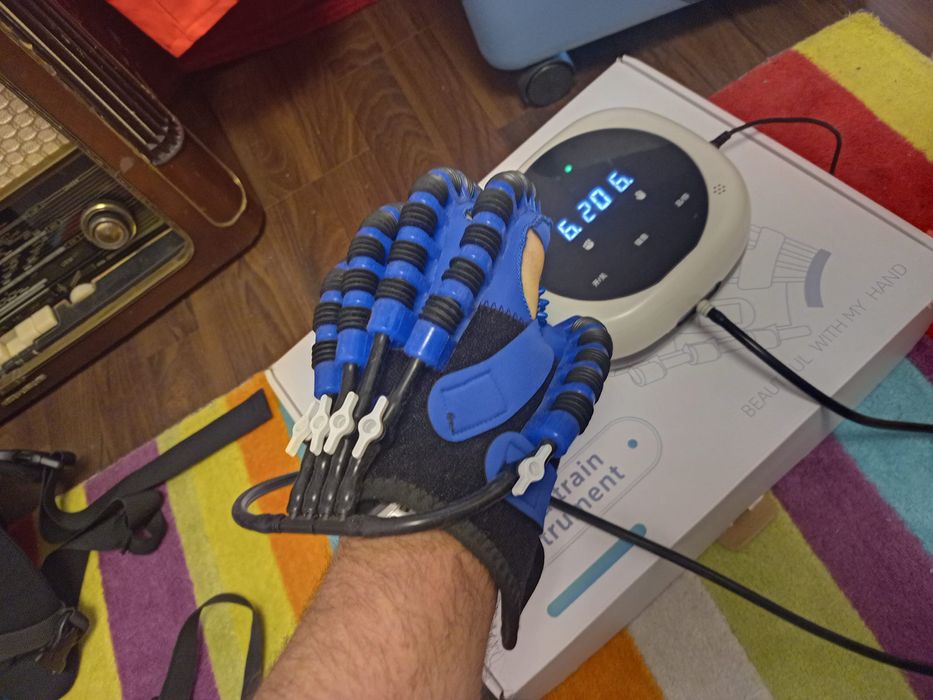 Aparat recuperare a mâinii după un accident vascular sau paralizie