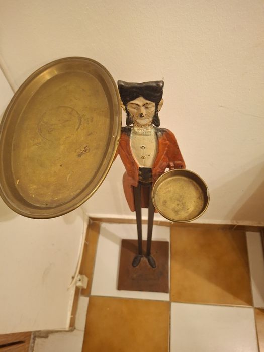 Vând suport/majordom din fier , cu tavita de cafea și scrumiera