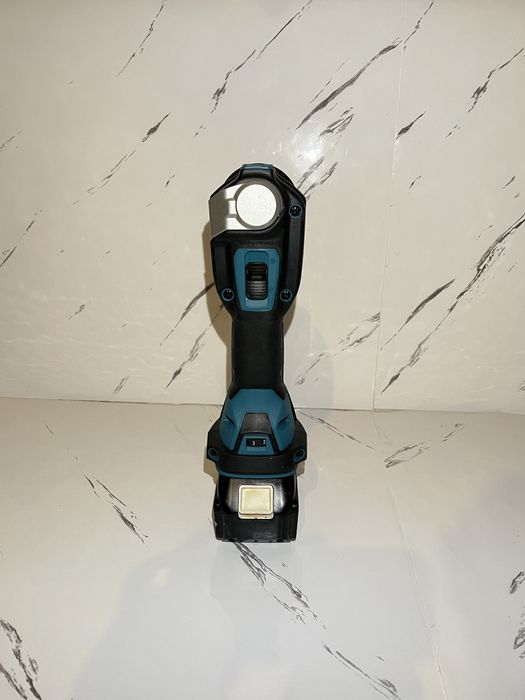 Multifunctional Makita DTM52 Multicutter