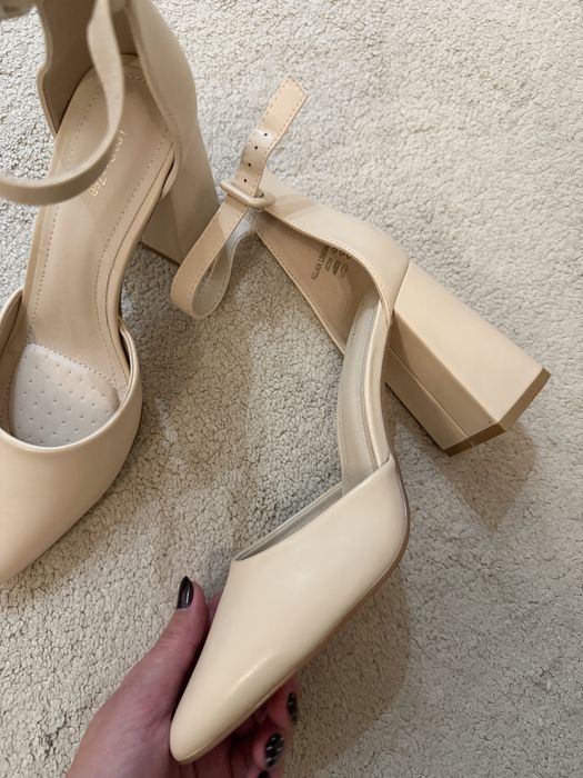 Бежови обувки на ток, размер 39