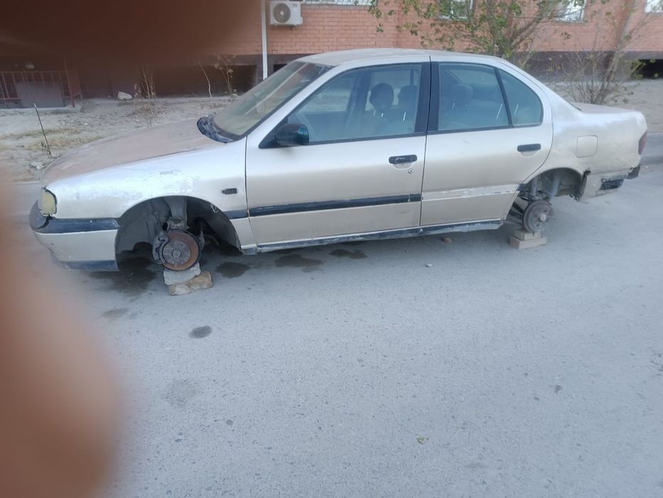 Nissan Premiera.