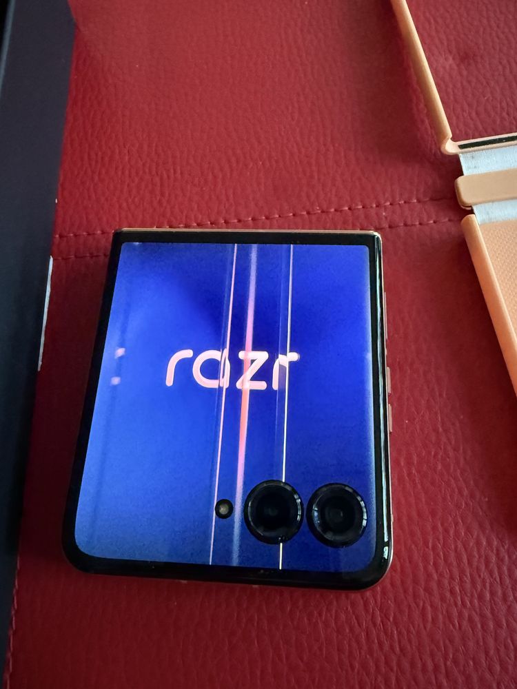 Продавам Motorola razr 50 ultra 512 GB, цвят Peach Fuzz, Like New