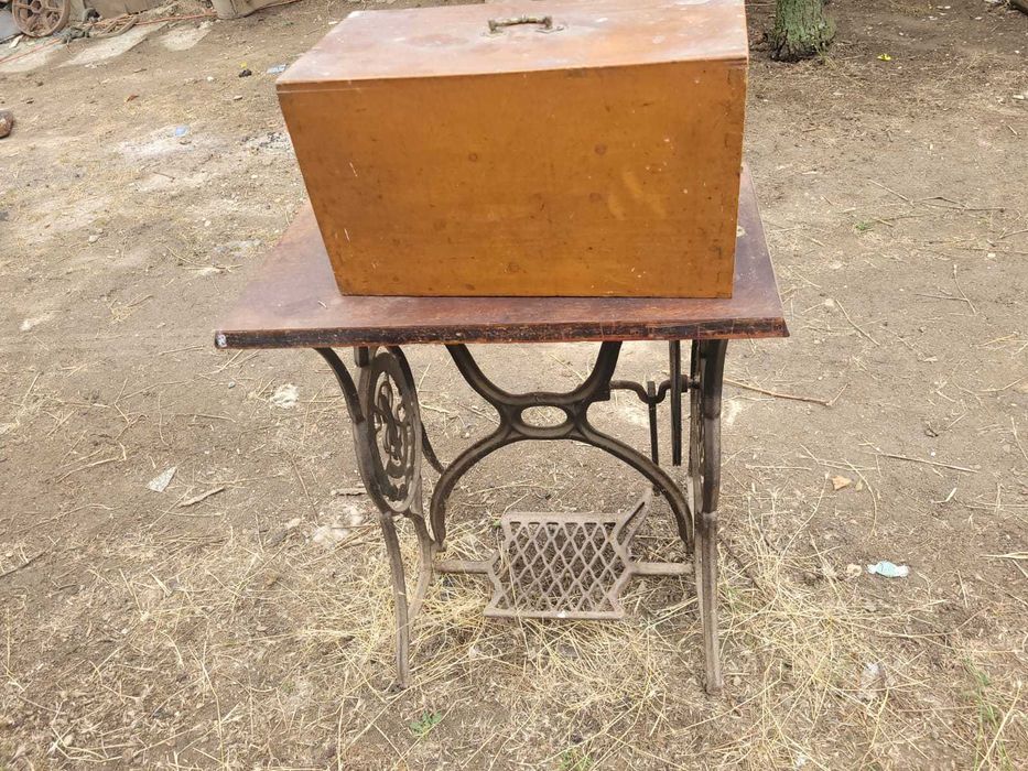 Vând mașina de cusut singer