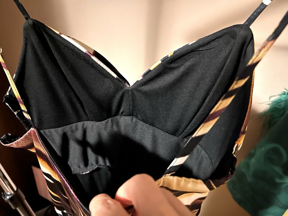 Официална рокля , плисирана и асиметрична в долният край