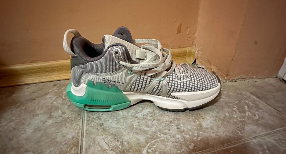 Nike LeBron Witness 7