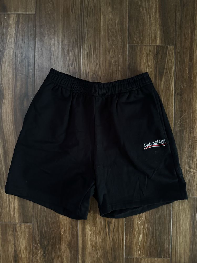 Къси панталони на Balenciaga.