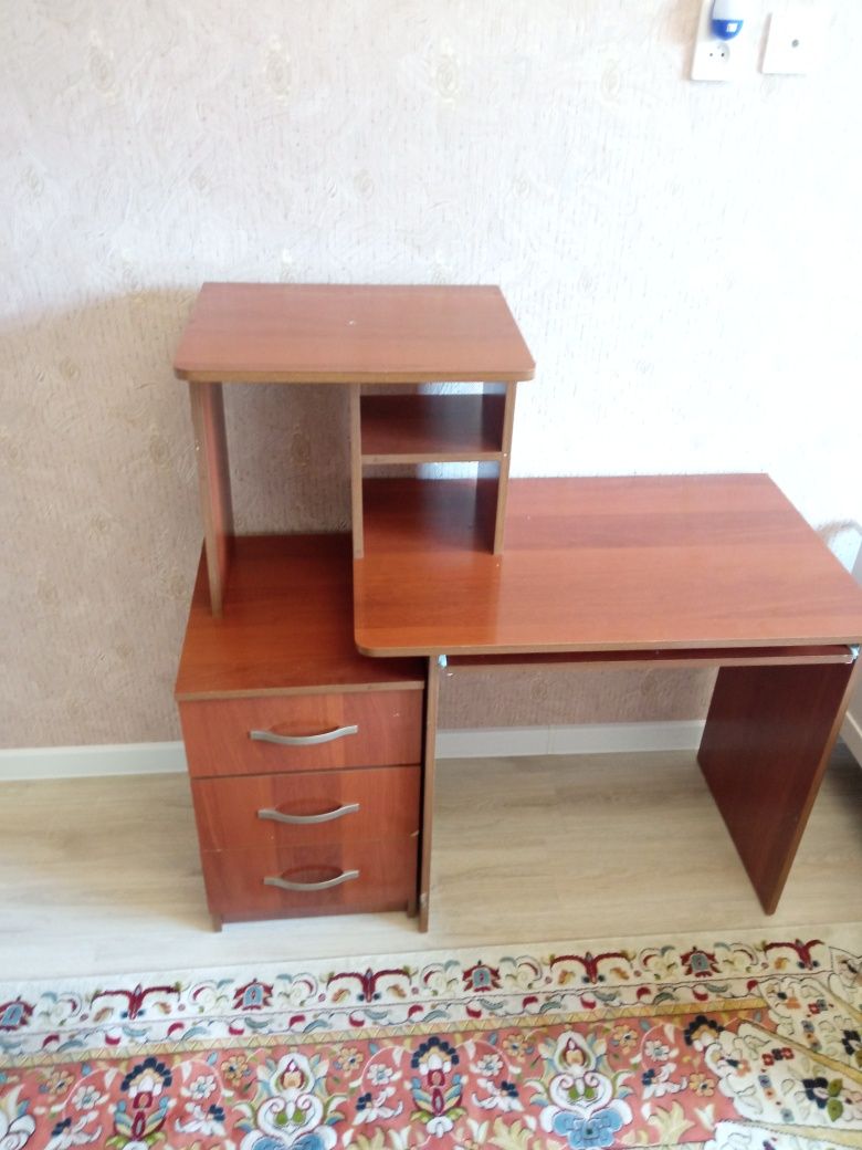 Стол для занятий.Находится дома рядом с микр.НҰРСӘТ .