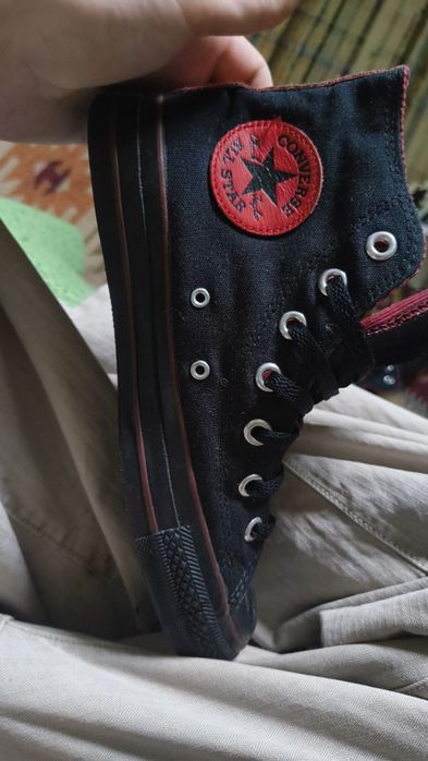 Converse negru cu vișiniu