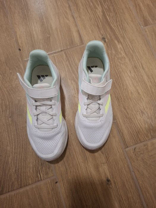 Маратонки adidas 35 номер като нови