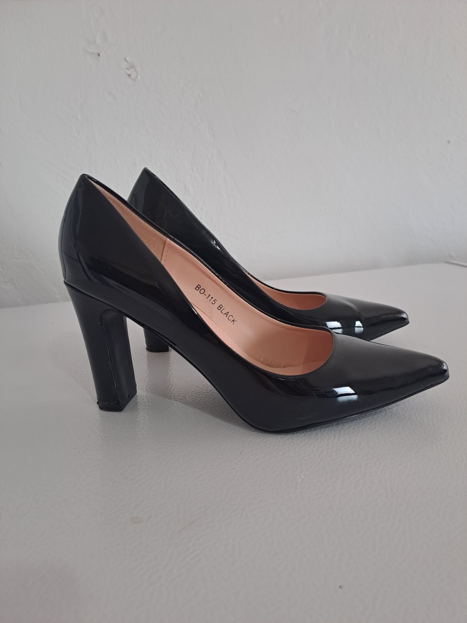 Pantofi negrii de piele