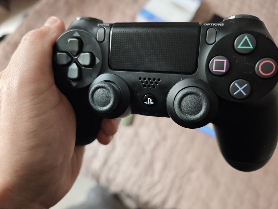 Продавам конзола Playstation 4 + 3 джойстика и 2 игри
