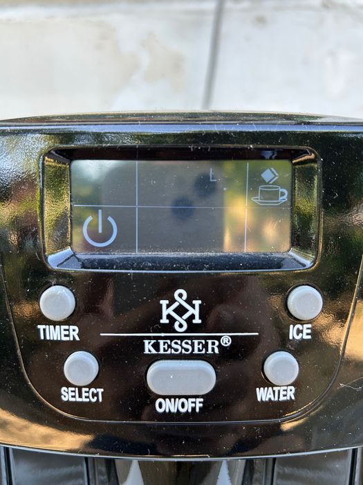 Машина за Лед и студена вода.