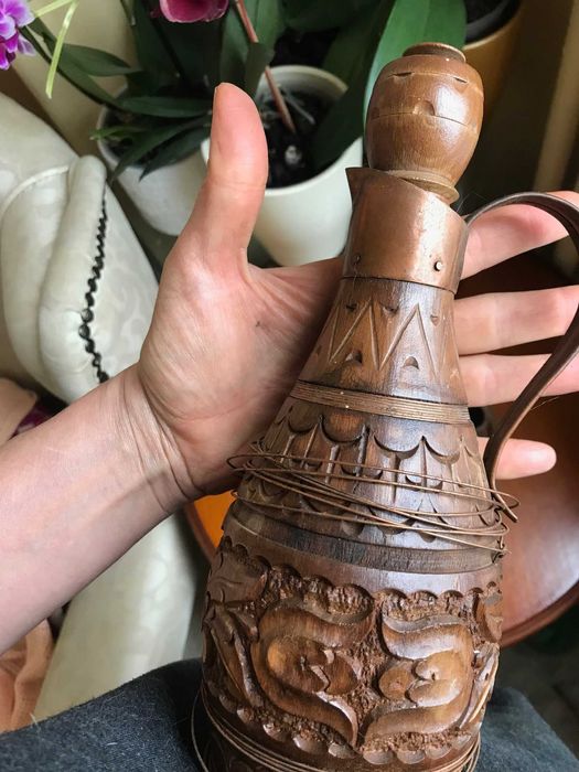 Продавам дървен сервиз с дърворезба  за ракия