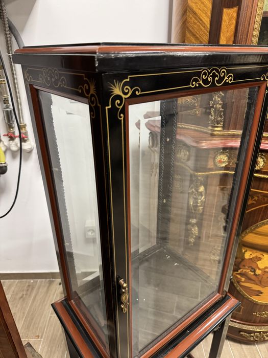 Vitrina centrala pentru expuneri, din lemn cu picturi manuale