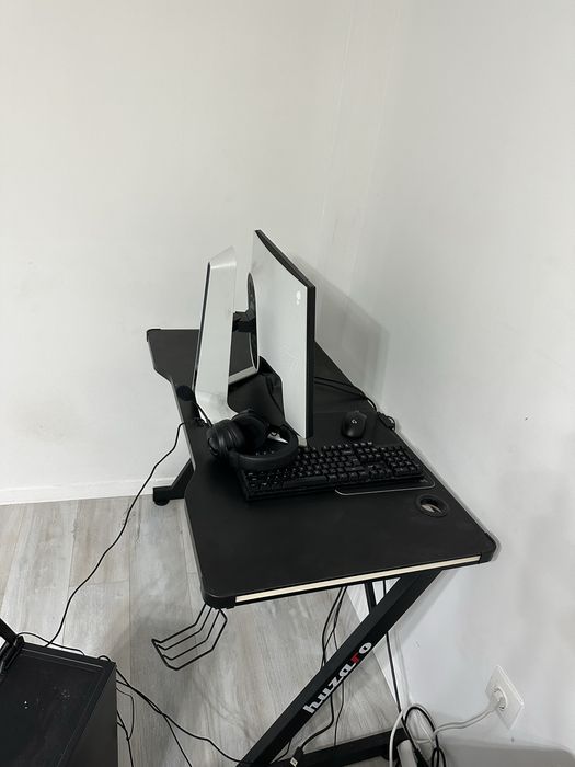 Se vine scaun gaming si birou impecabile.