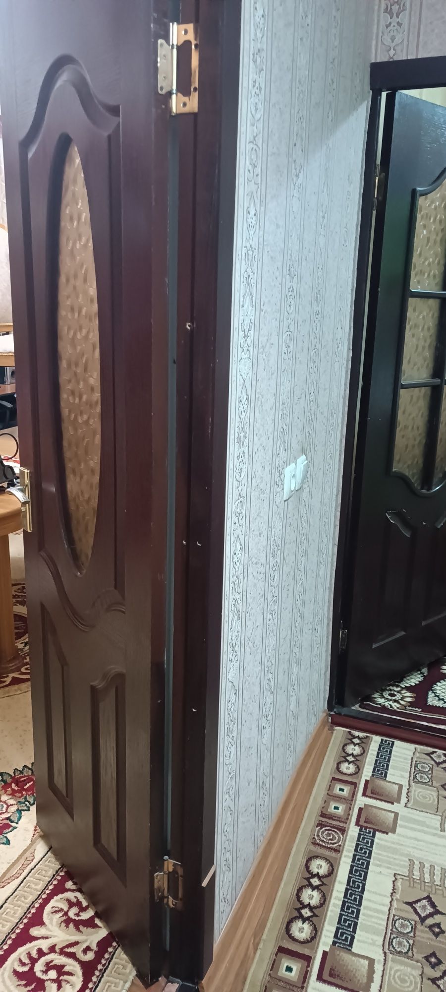 Эшик икки табакали рамкаси билан. Двер