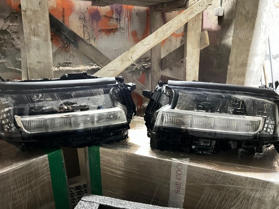 Тойота ланд грузер 300 передний фар оригинал