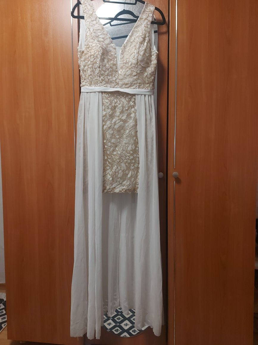 Официална рокля с златисто  и бял шлеиф