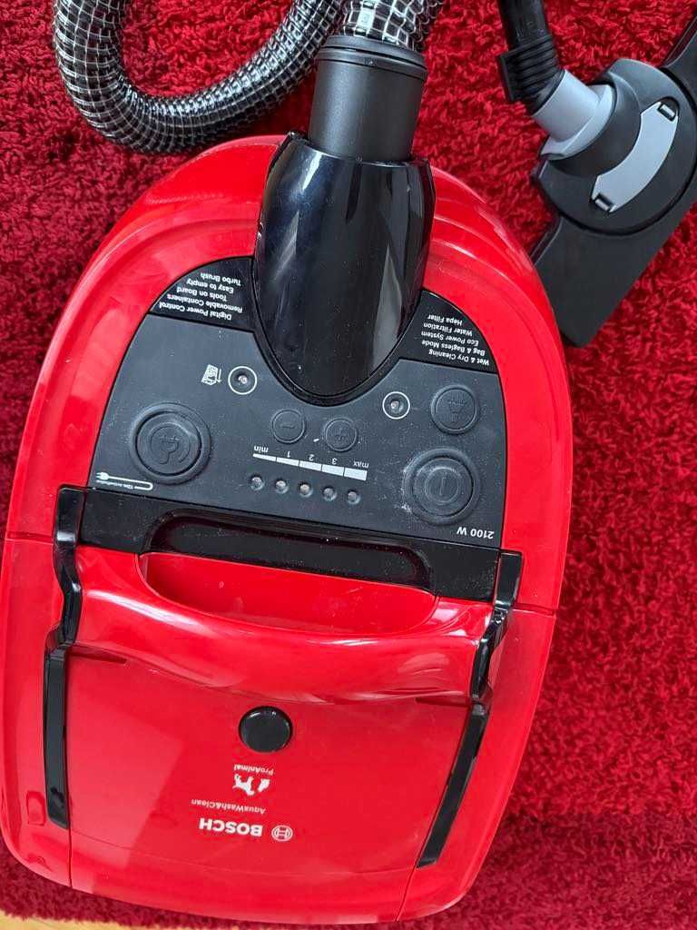 Aspirator cu spalare BOSCH AquaWash&Clean