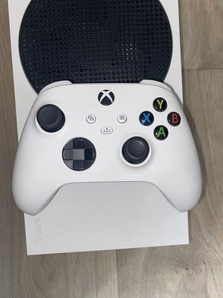 Xbox Series S (почти новая)