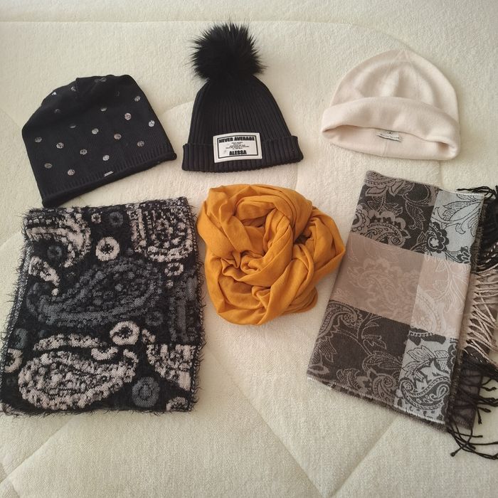 Голям лот шапки и шалове