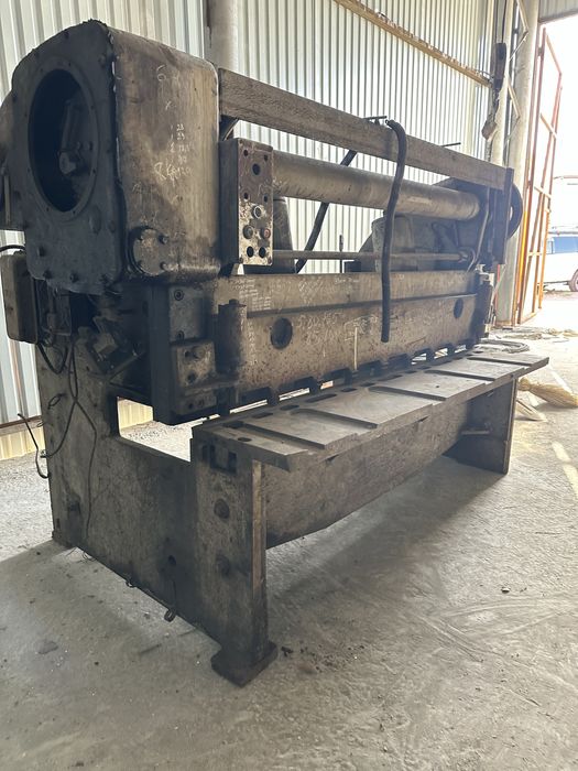 Гельотина требует ремонта, станок , рубить железо)