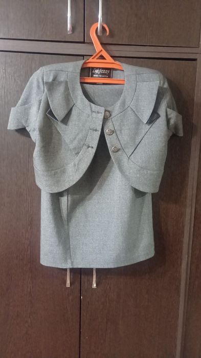 Продам новый юбочный костюм
